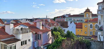 Arrendar: T2 a estrear | Varanda | Elevador | Rua de Santana à Lapa - Estrela | Lisboa