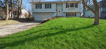 20 Hilly Ln, Lake In The Hills, IL 60156