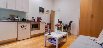 Flat to rent in Blythe Road, London W14