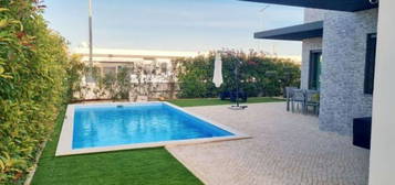 Moradia T4 Luxo Com Piscina