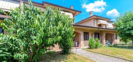 Villa a schiera via Monza, Centro, Formigine