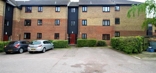 Flat to rent in Copperfields, Laindon, Basildon SS15