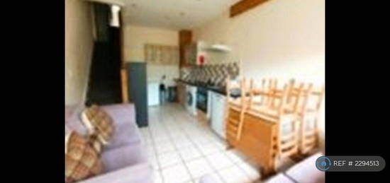 4 bedroom semi-detached house