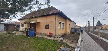 Eladó családi ház, Dombóváron 24 M Ft, 3 szobás
