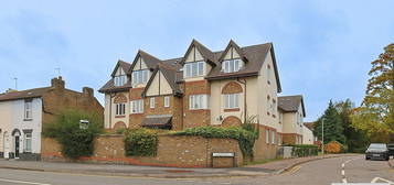 Flat to rent in Friends Avenue, Cheshunt EN8