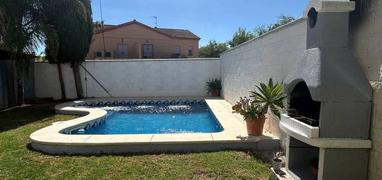 Chalet pareado en venta en calle Sierra de Aracena, 59