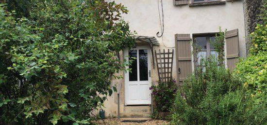 Petite Maison dans village calme