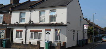 Maisonette to rent in Leavesden Road, Watford WD24