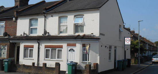 Maisonette to rent in Leavesden Road, Watford WD24