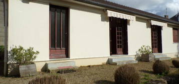 Centre-bourg : maison lumineuse, au calme, au bord d’un ruisseau, atelier et hangar