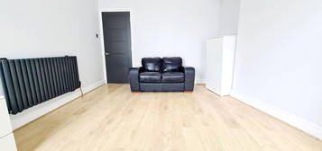 Flat to rent in Grosvenor Avenue, London N5