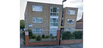 Flat to rent in Mallard Court, Connaught Avenue, Chingford E4