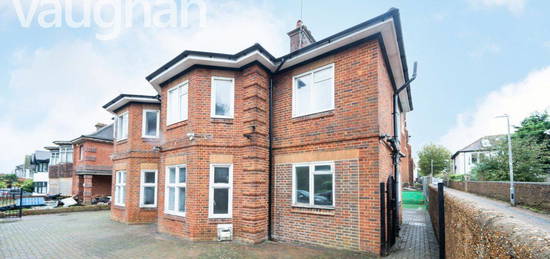 5 bed semi-detached house to rent