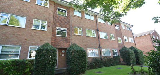 Flat to rent in Lovelace Gardens, Surbiton KT6