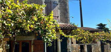 Maison et dépendances dans hameau calme