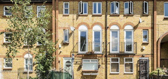 Terraced house to rent in Tottenham Road, London N1