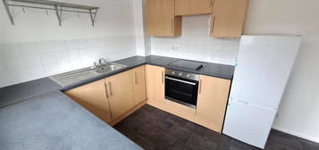 Flat to rent in High Street, Kings Langley WD4