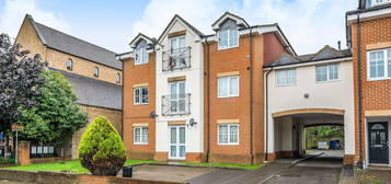 Triplex for sale in 85 Uppingham Avenue, Stanmore, Greater London HA7