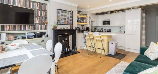 Flat to rent in Winchendon Road, Teddington TW11