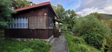 Prodej stavebního pozemku 457 m a chaty 27 m v obci Damice 200 metrů od řeky Ohře.