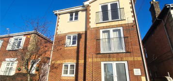 Flat to rent in Millbrook Road East, Southampton, Hampshire SO15