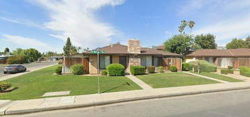 2800 N Half Moon A Dr E Apt E, Bakersfield, CA 93309