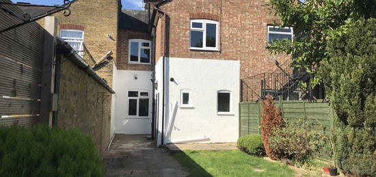 Maisonette to rent in St. Albans Road, Watford WD24