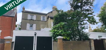 Flat to rent in Western Court, Queens Place PO5