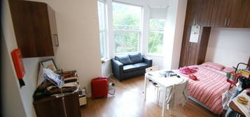 Flat to rent in Moorland Avenue, Hyde Park, Leeds LS6