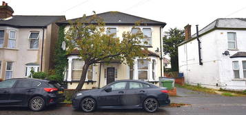 Flat to rent in Hainault Road, Romford RM5