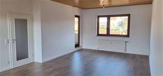 Helle neu renovierte Penthouse-Wohnung mit 3 Zimmern sowie Balkon und EBK in Backnang..