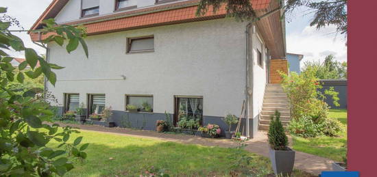 Mehrfamilienhaus mit 4-5 WE. Große Eigentümerwohnung wird mit Verkauf frei. 3 Garagen.