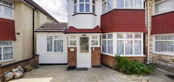 Room to rent in Portland Crescent, Stanmore HA7