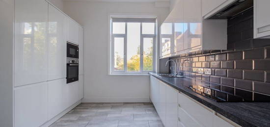 Flat to rent in Balham High Road, London SW12