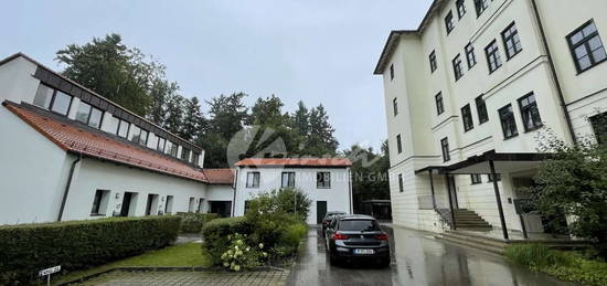 Einzigartige Maisonette-Wohnung im Schloßpark, saniertes Denkmal mit Berglick - zwei Stellplätze