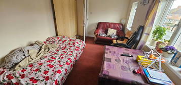 Flat to rent in Kingsbridge Road, Reading RG2