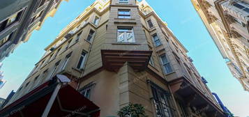 Galata'da Balkonlu ve Boaz Manzaral Kiralk 2+1 Daire