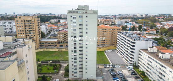 T2 Grande - Monte dos burgos Porto com parque privativo e arrumos