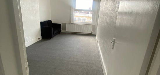 Flat to rent in Kilburn High Road, London NW6