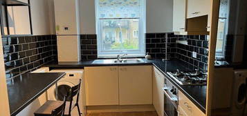 Flat to rent in Cherrybank Road, Glasgow G43