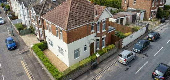 6 bedroom detached house