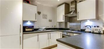 Flat to rent in Diamond Jubilee Way, Carshalton SM5