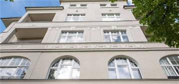 Großzügiger Altbau mit 6 Zimmern und Balkon in Steglitz-Zehlendorf