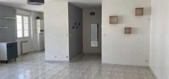 Particulier loue appartement T3 de 67m2 au 1er étage d'un petit immeuble d'habitation calme proche du centre ville de CASTRES