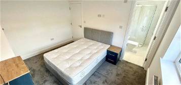 Room to rent in Deerbarn Road, Guildford GU2