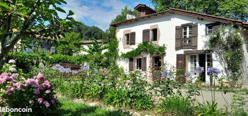 Belle maison de caractère de 260m2 à Cherchebruit, Saint Pée/Nivelle, en bordure de la Nivelle avec grand jardin arboré de plus de 400m2 et piscine