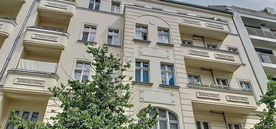 Sanierter Altbau im Samariter-Kiez: 2-Zimmer-Wohnung mit Aufzug und Südbalkon zur Kapitalanlage