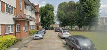 Room to rent in Imperial Drive, Harrow HA2