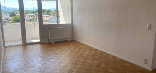 Wohnung mit tollem Ausblick sowie Loggia, Parkplatz und Kellerabteil