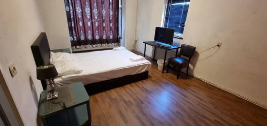 Room direct available 1 km from centre